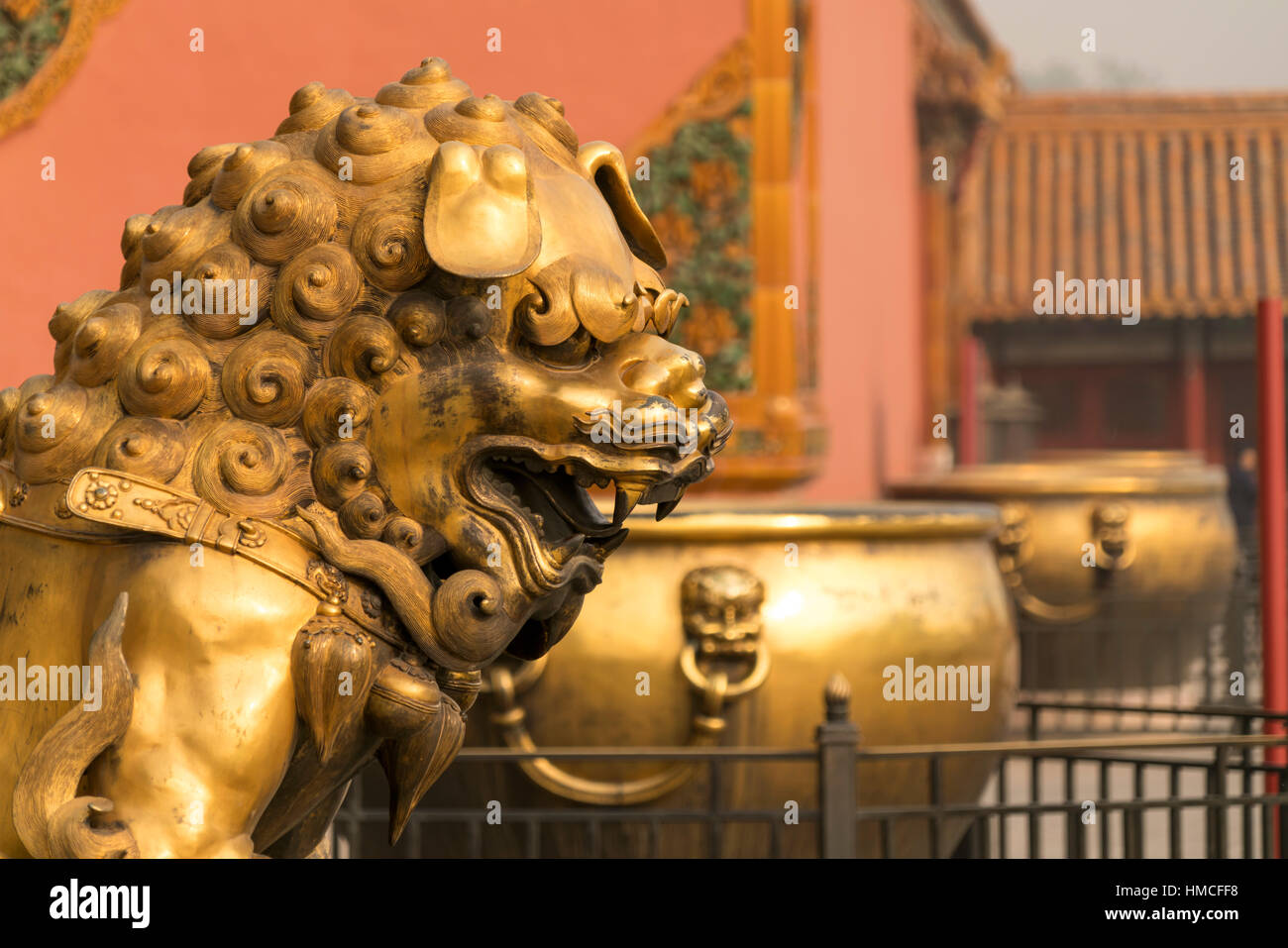 Golden Lions custodire le porte della Città Proibita di Pechino, Repubblica Popolare di Cina e Asia Foto Stock