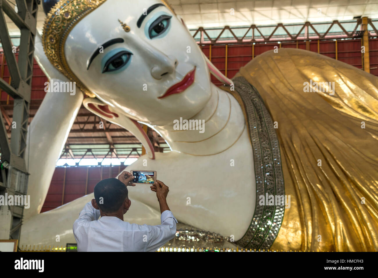 Gigante Buddha reclinato del Chauk Htat Gyi Pagoda di Yangon o Rangoon, Myanmar, Asia Foto Stock