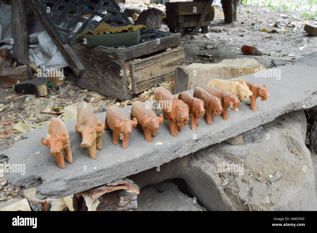 Più ruvida scultura in legno di animali selvatici in una cooperativa in Kenya Foto Stock