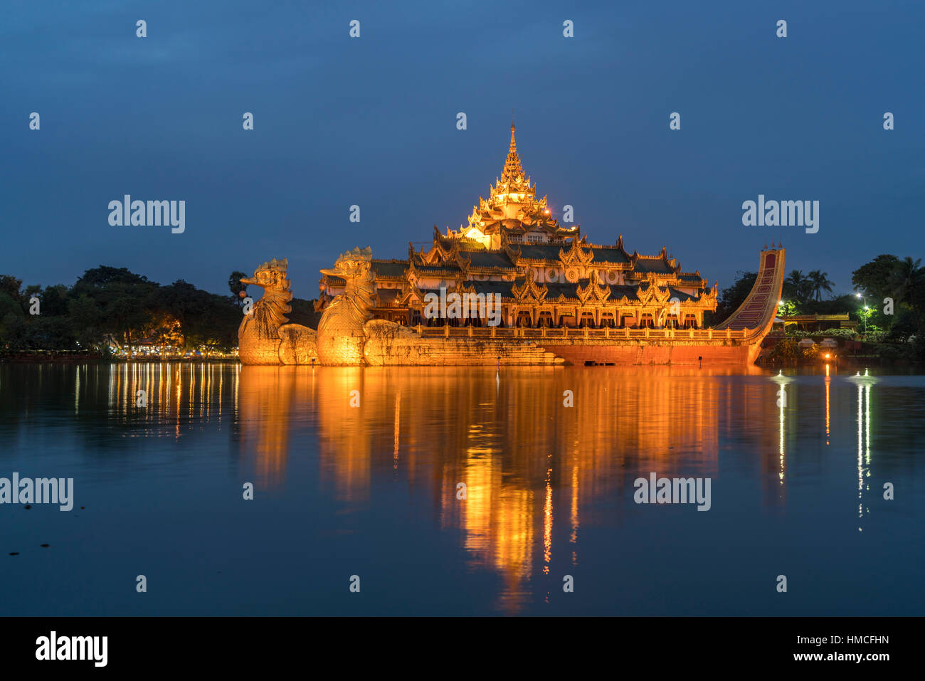 Palazzo Karaweik sul lago Kandawgyi in Yangon o Rangoon, Myanmar, Asia Foto Stock