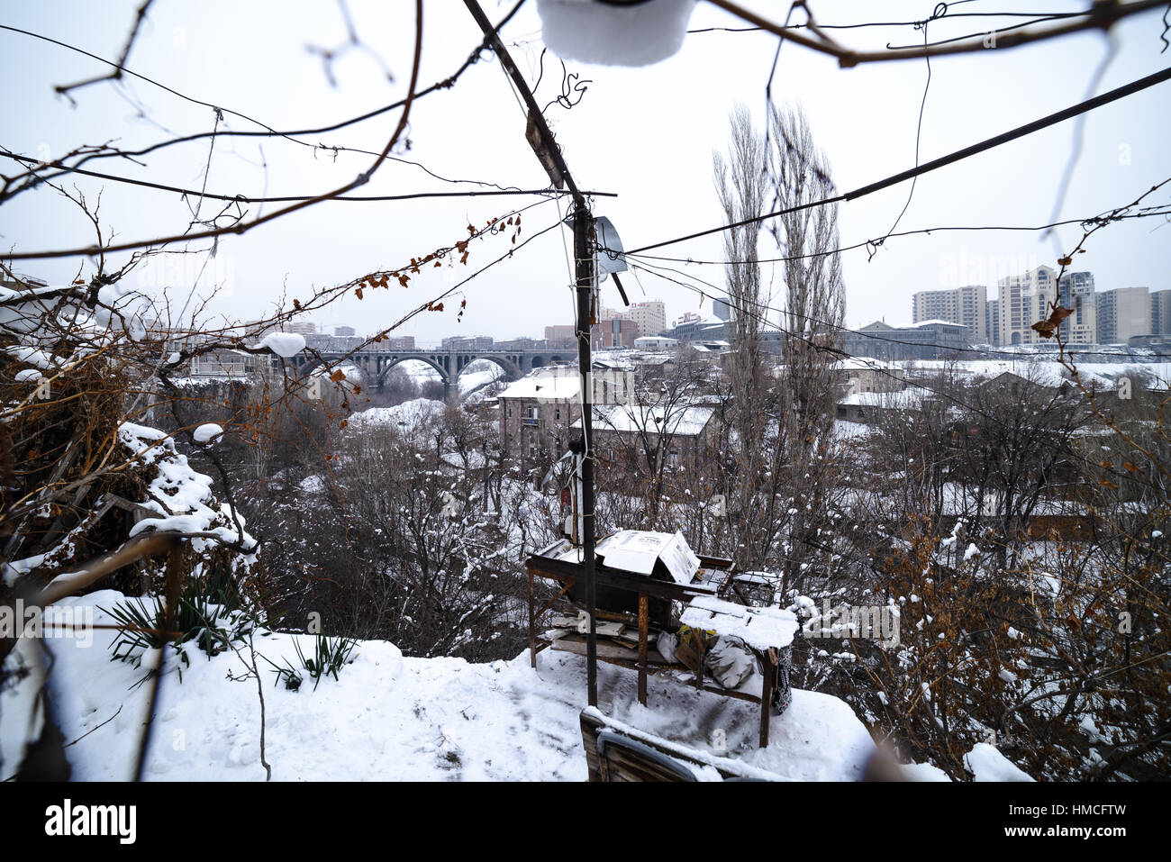 Area accovacciata nel centro di Yerevan su Razdan shore in inverno Foto Stock