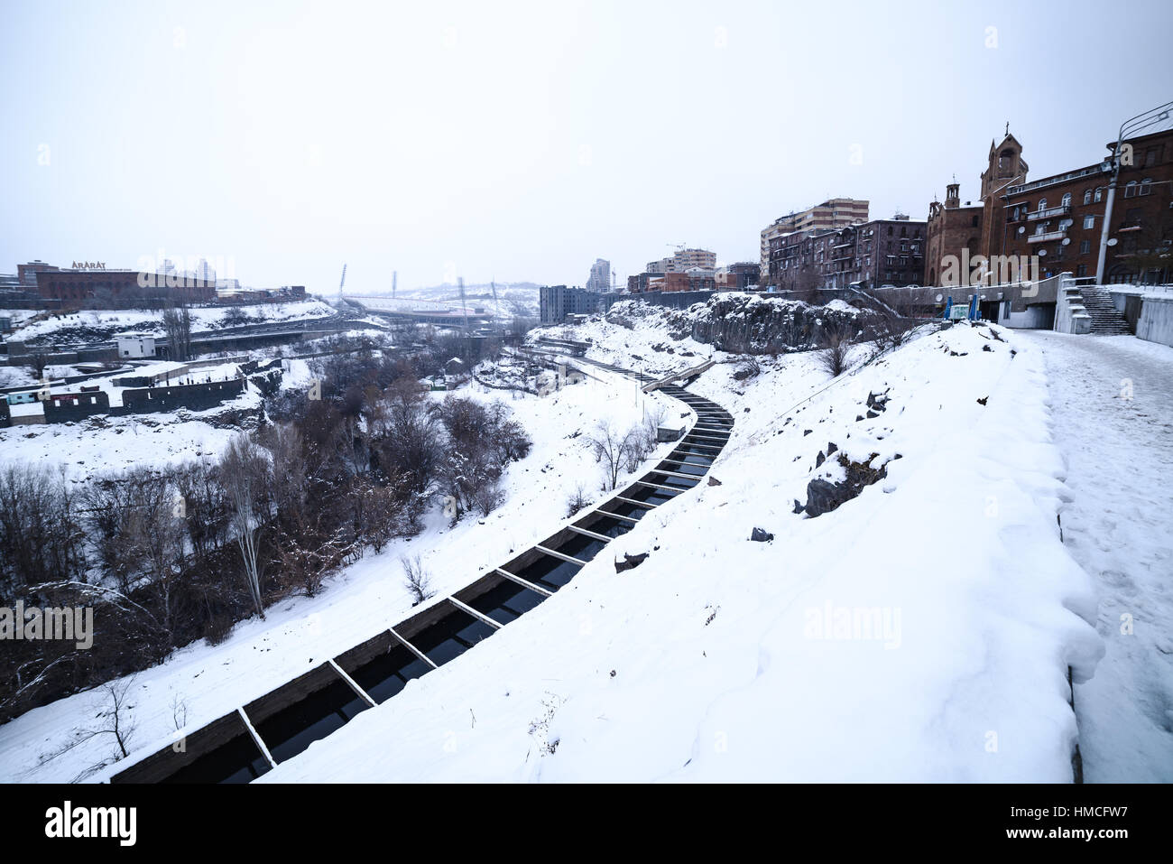 Razdan fiume in Yerevan centro città con Stadium e il quartiere residenziale Foto Stock