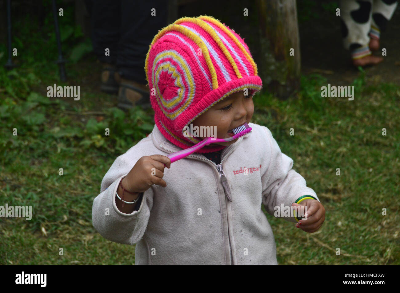 Nepalese ragazza infantile con spazzolino da denti al di fuori della scuola nei pressi di Chomrong Annapurna base camp (ABC) Santuario Annapurna Himalaya,, Nepal, Asia. Foto Stock