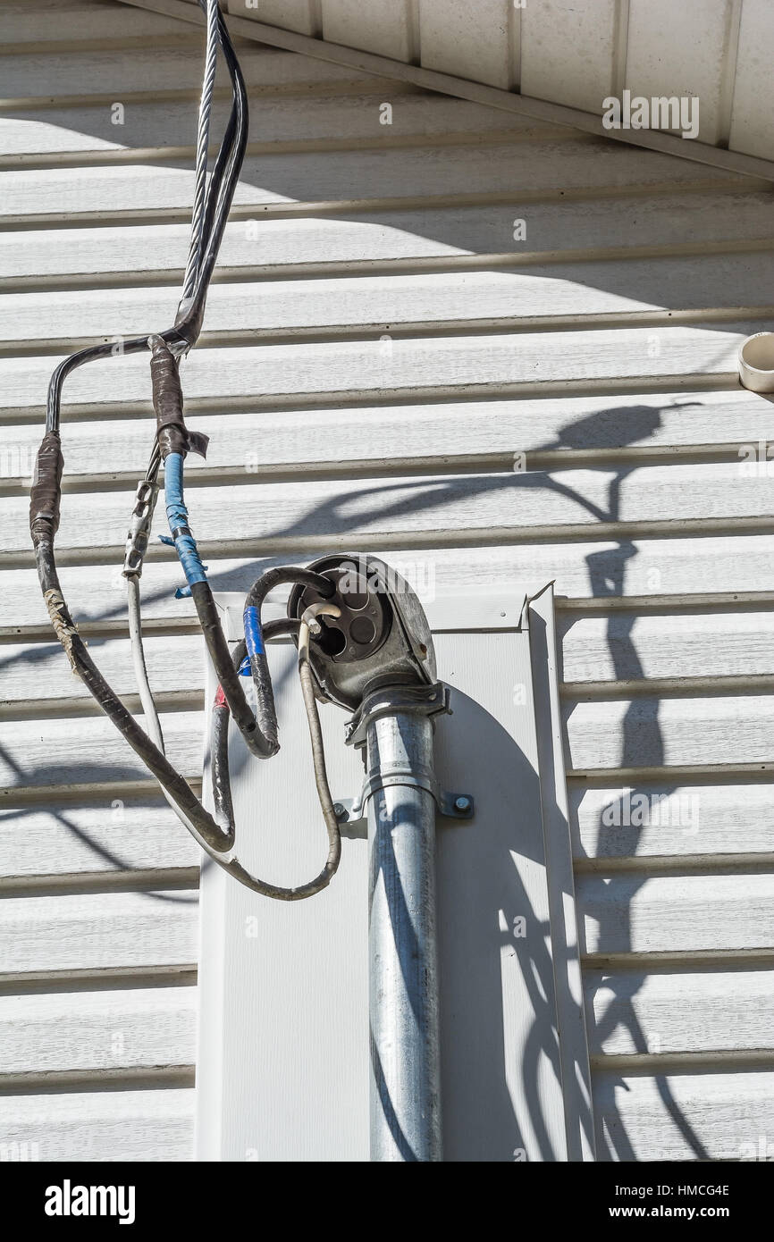 Una potenza elettrica di accesso di servizio sotto il cornicione di un residence. Foto Stock