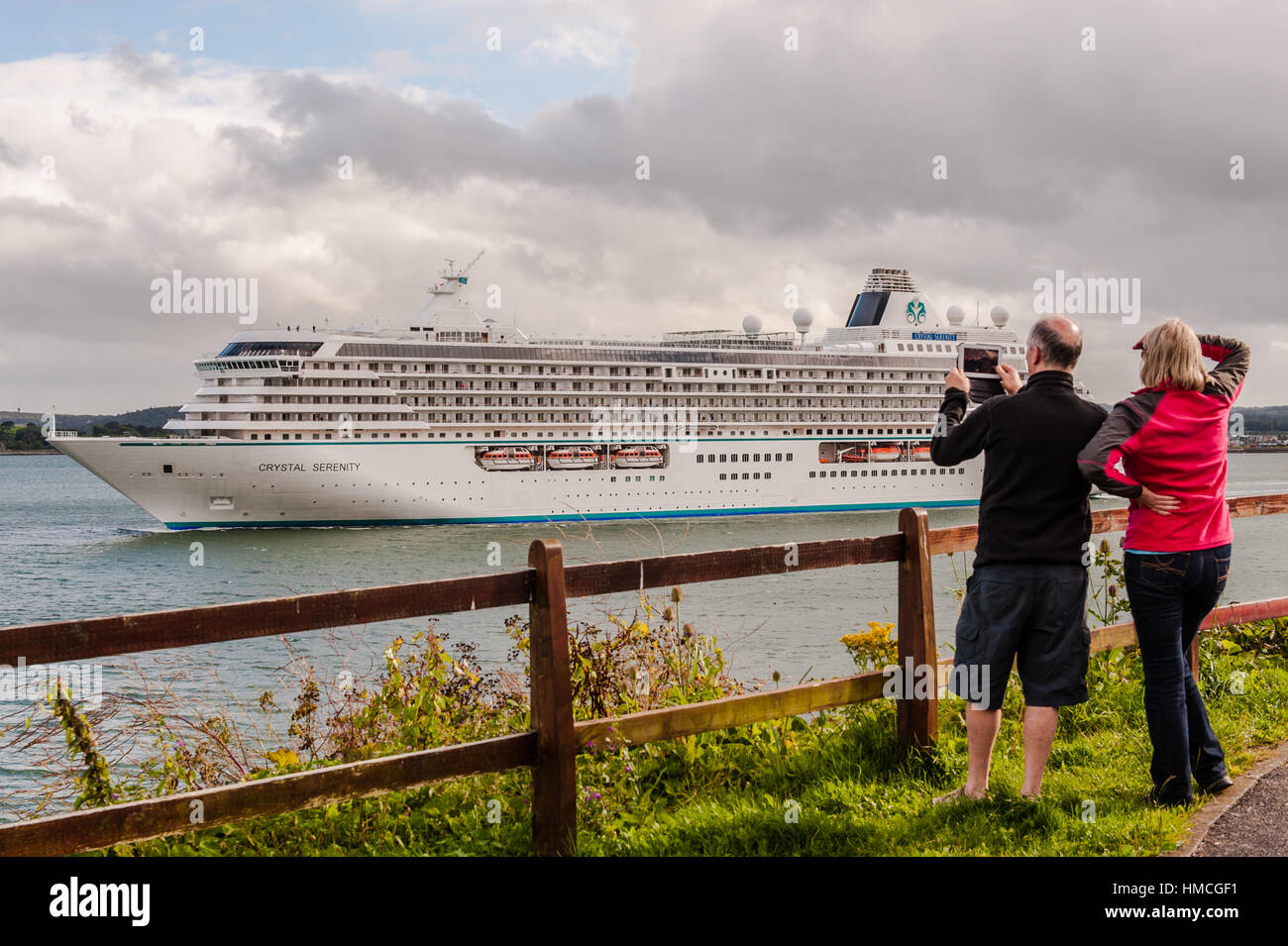 L uomo e la donna guarda film e la nave da crociera Crystal serenità partono da Cobh, Irlanda con copia spazio. Foto Stock