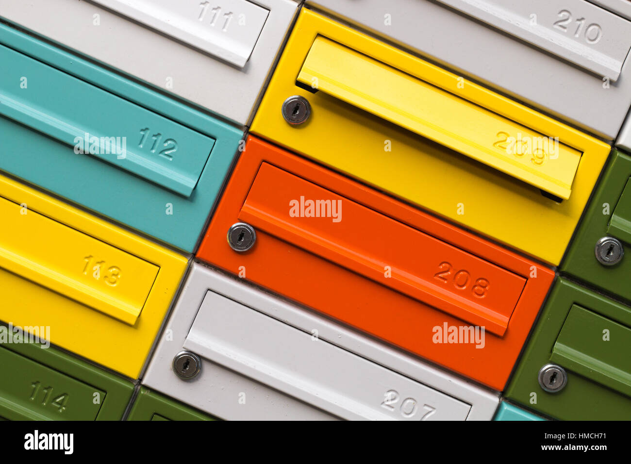 BRISTOL: nelle cassette delle lettere colorate al di fuori di un alloggio studenti blocco in Bristol. Foto Stock