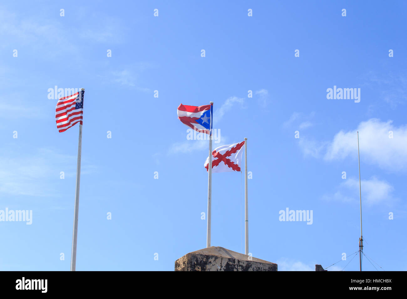 Bandiere su CASTILLO SAN CRISTOBAL, San Juan, Puerto Rico - circa nel gennaio 2017. Foto Stock