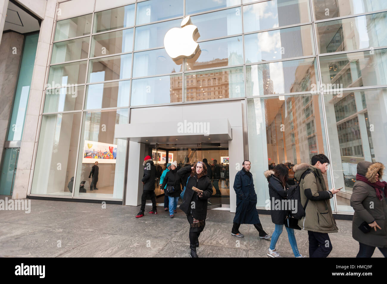 Il temporaneo Apple store sulla Fifth Avenue a New York mentre il negozio originale viene sottoposta a lavori di ristrutturazione su Lunedi, 30 gennaio 2017. Apple è pianificato per rilasciare il suo quarto trimestre a risultati che includono ciò che gli analisti' prevedere sono forti vendite di iPhone 7. (© Richard B. Levine) Foto Stock