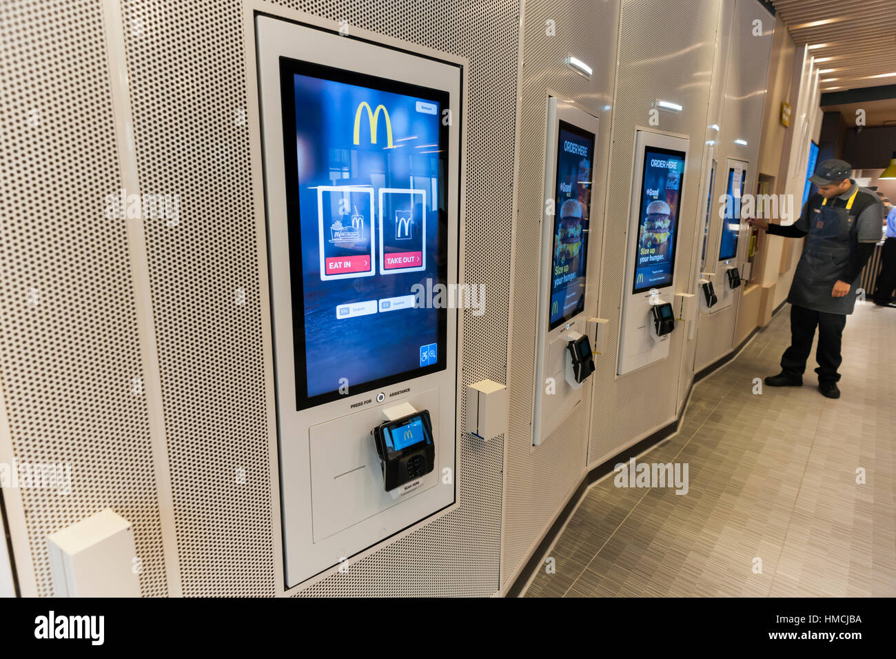 Ordinazione digitale chioschi in un prototipo di McDonald in New York, upscaling con decorazioni in stile minimalista, un personacordiale, e un McCafe, mercoledì 1 febbraio, 2017. (© Richard B. Levine) Foto Stock