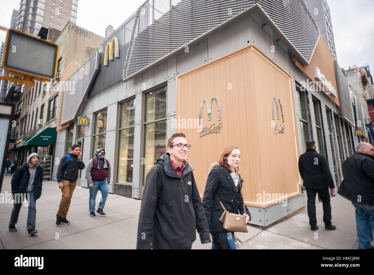 Un prototipo di McDonald in New York, conversione con un arredamento minimalista e un McCafe, mercoledì 1 febbraio, 2017. (© Richard B. Levine) Foto Stock