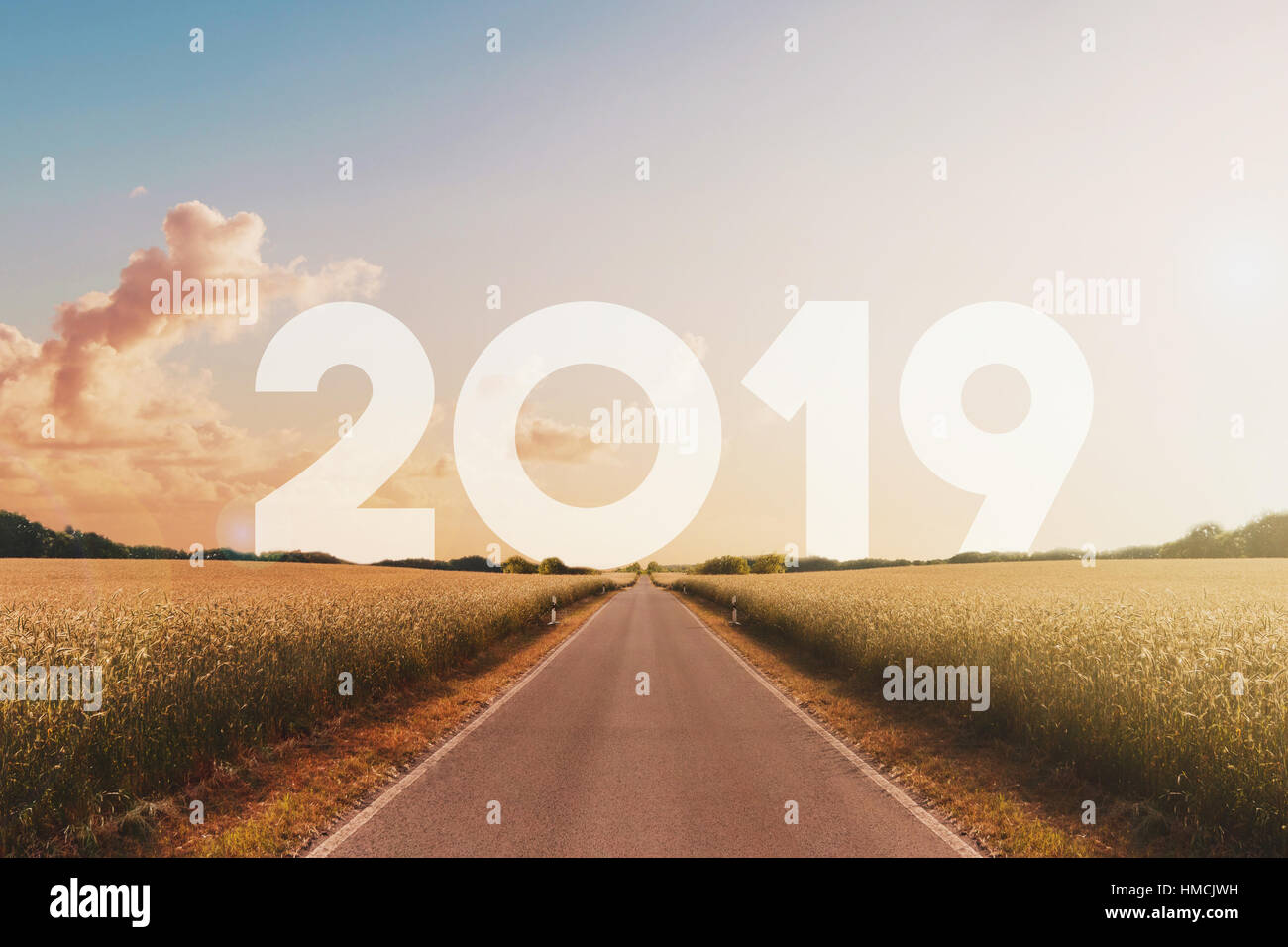 Empty Road in direzione felice anno nuovo 2019 Foto Stock