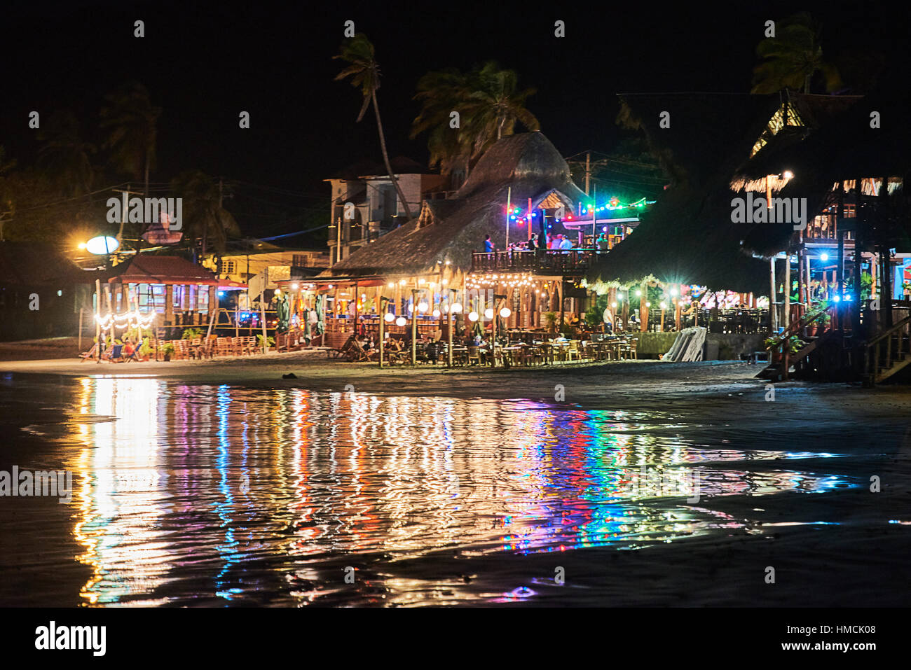 Vista notturna restaurantes nella baia di San Jual del Sur Nicaragua Foto Stock
