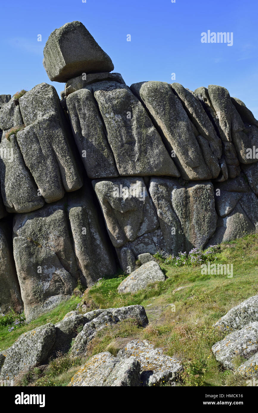 Logan Rock, Treen, Cornwall, in condizioni di equilibrio precario su enormi blocchi di granito. Un segno sulla roccia di fronte al di sotto di punti fino a. Foto Stock