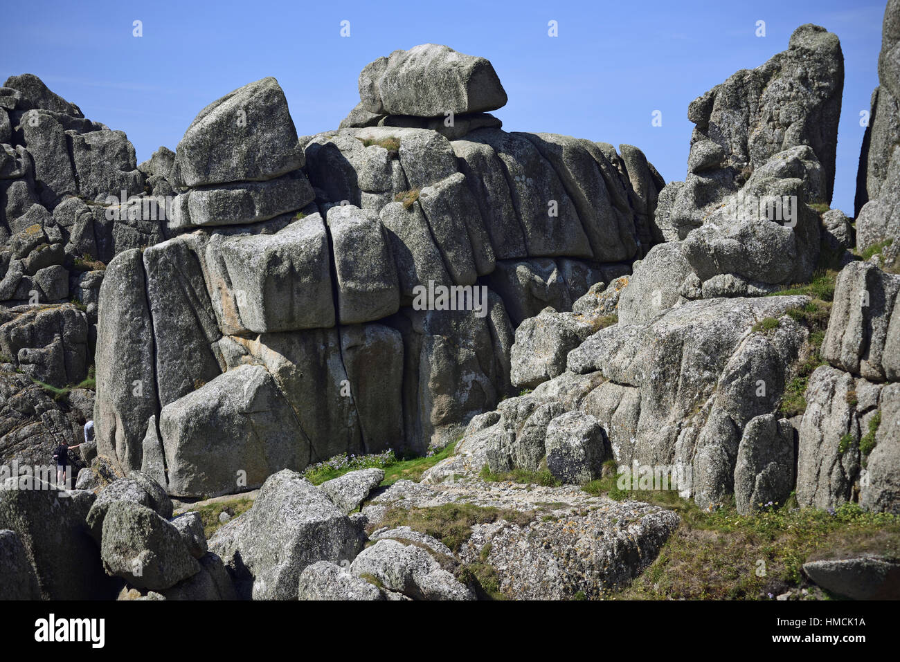 Logan Rock, Treen, Cornwall, mostrando come essa è bilanciato sulla sommità di massicci blocchi di granito. Foto Stock
