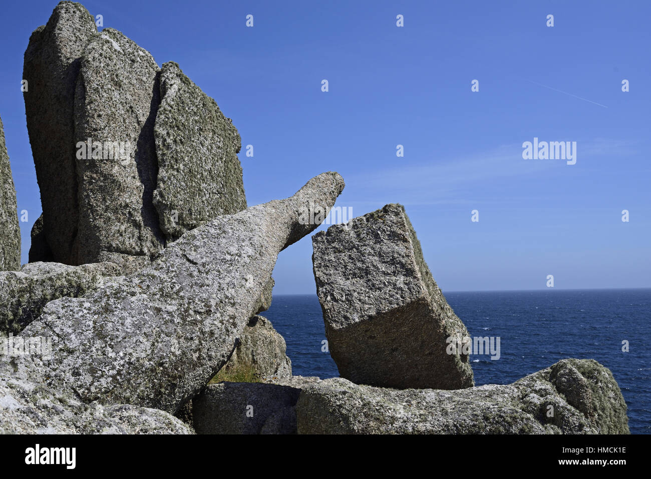 Enormi blocchi di granito adiacente alla Logan Rock sul promontorio Treen nel sud della Cornovaglia, con il mare sottostante. Foto Stock