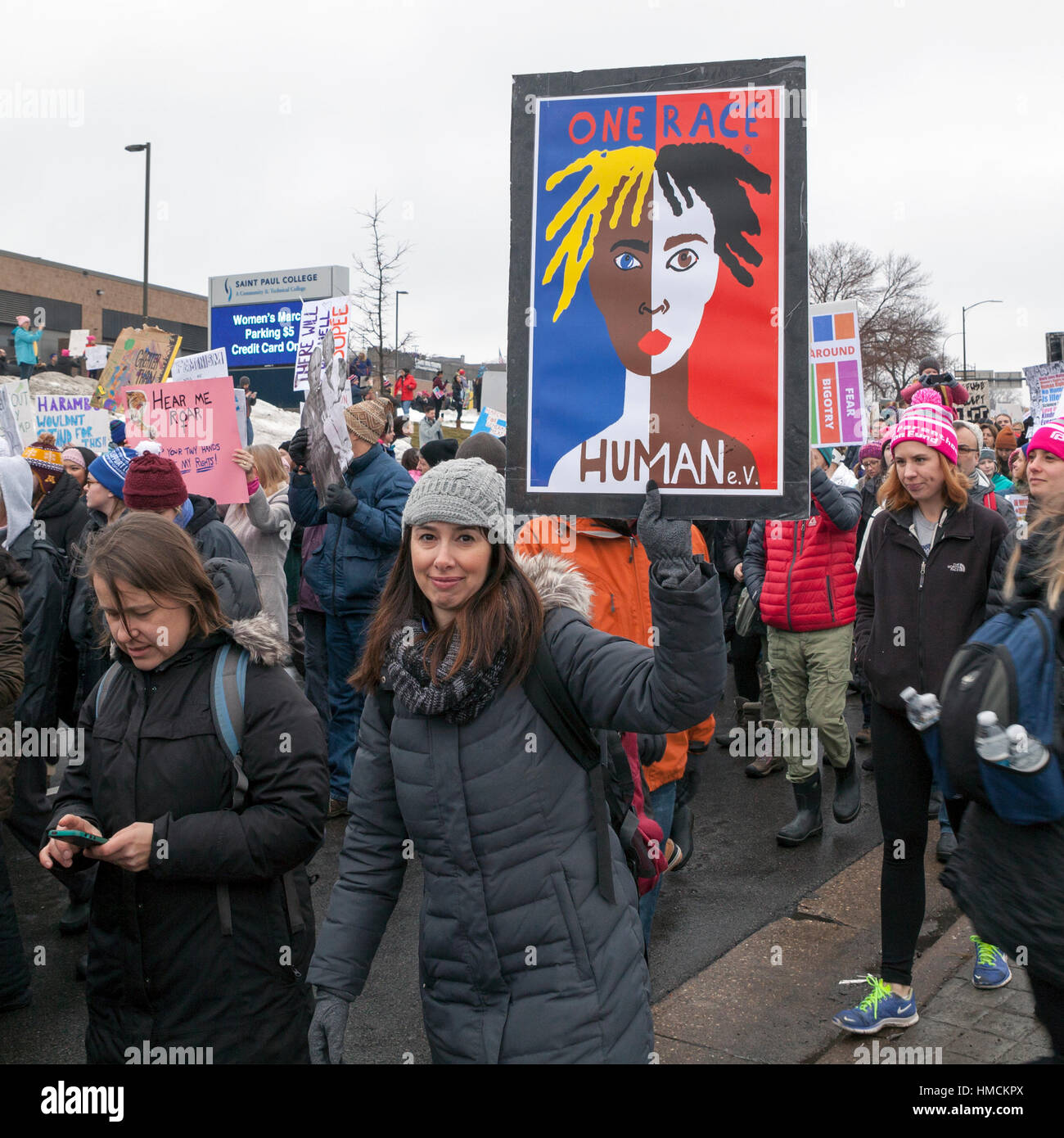 I partecipanti nel femminile Marzo a San Paolo, Minnesota il 21 gennaio 2017. Foto Stock