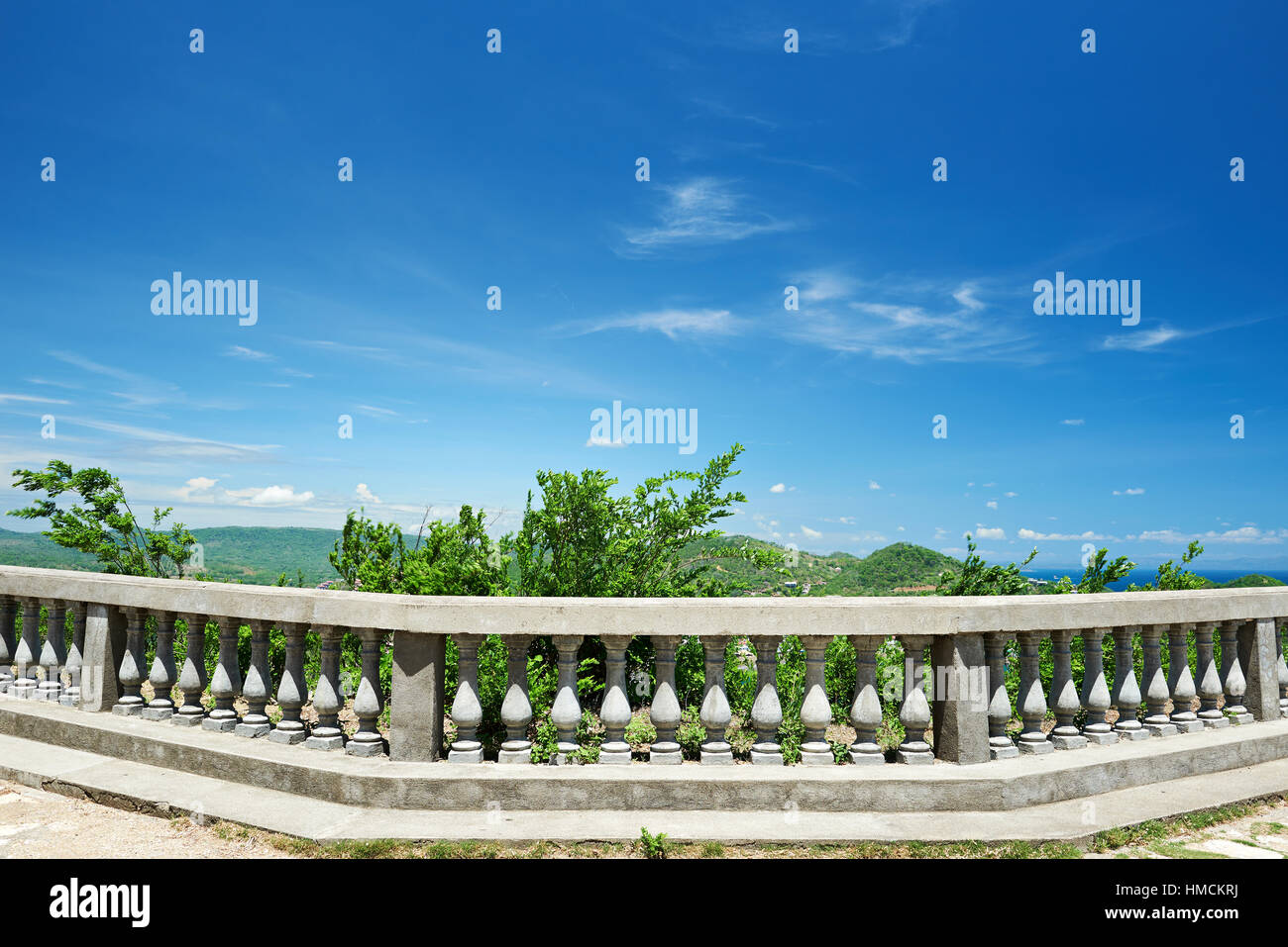 Balcone concrete rail marciapiede sul cielo blu sullo sfondo Foto Stock