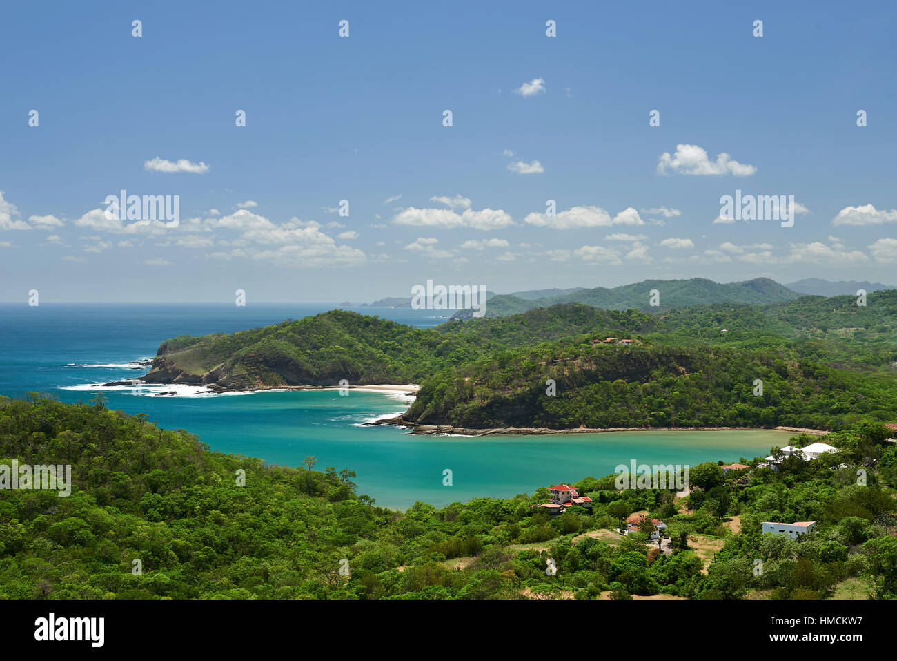Colorata baia con acqua blu nei tropici durante la giornata di sole Foto Stock