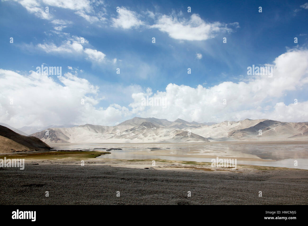 White Sands montagne e Bulung Kul Lago Foto Stock