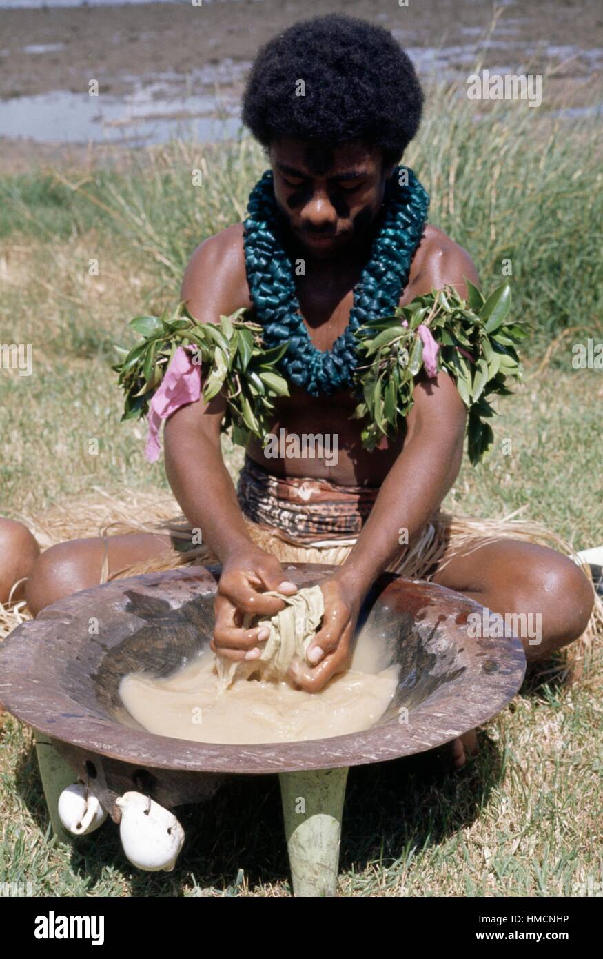 Gli aborigeni australiani la preparazione di una bevanda tradizionale fatta da radici di kava (Piper methysticum) e latte di cocco, Fiji. Foto Stock