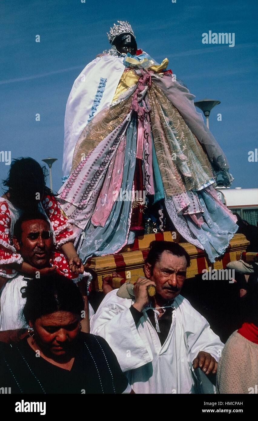 Statua di San Sarah, patrono degli zingari, essendo portati in processione durante il pellegrinaggio dei gitani, Camargue Foto Stock