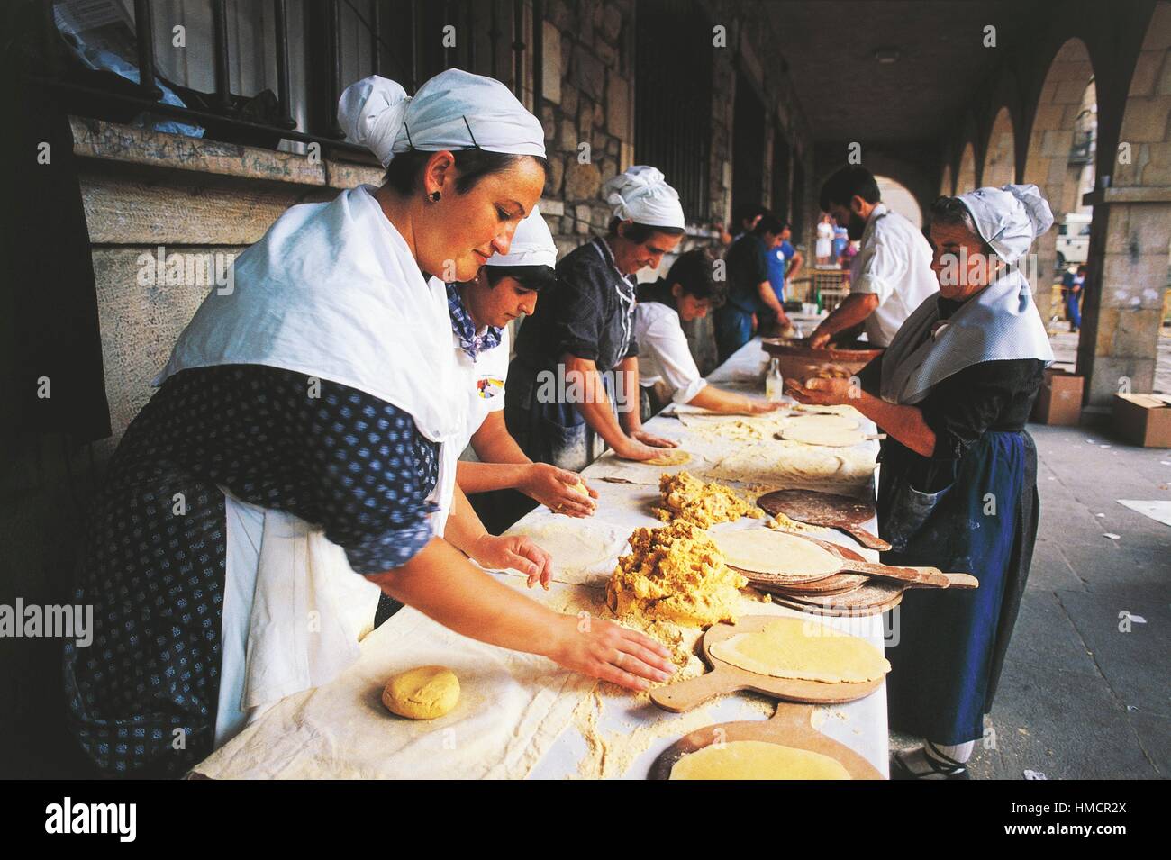 Preparazione di tortillas per la festa di Nostra Signora del Rosario di Onati, Paesi Baschi, Spagna. Foto Stock