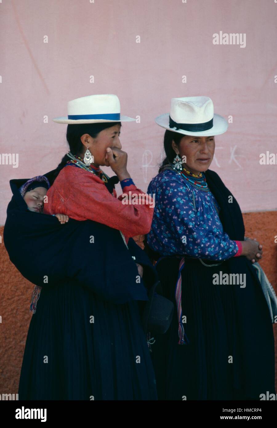 Saraguro donne che indossano abiti tradizionali e Panama cappelli, Loja, Ecuador. Foto Stock