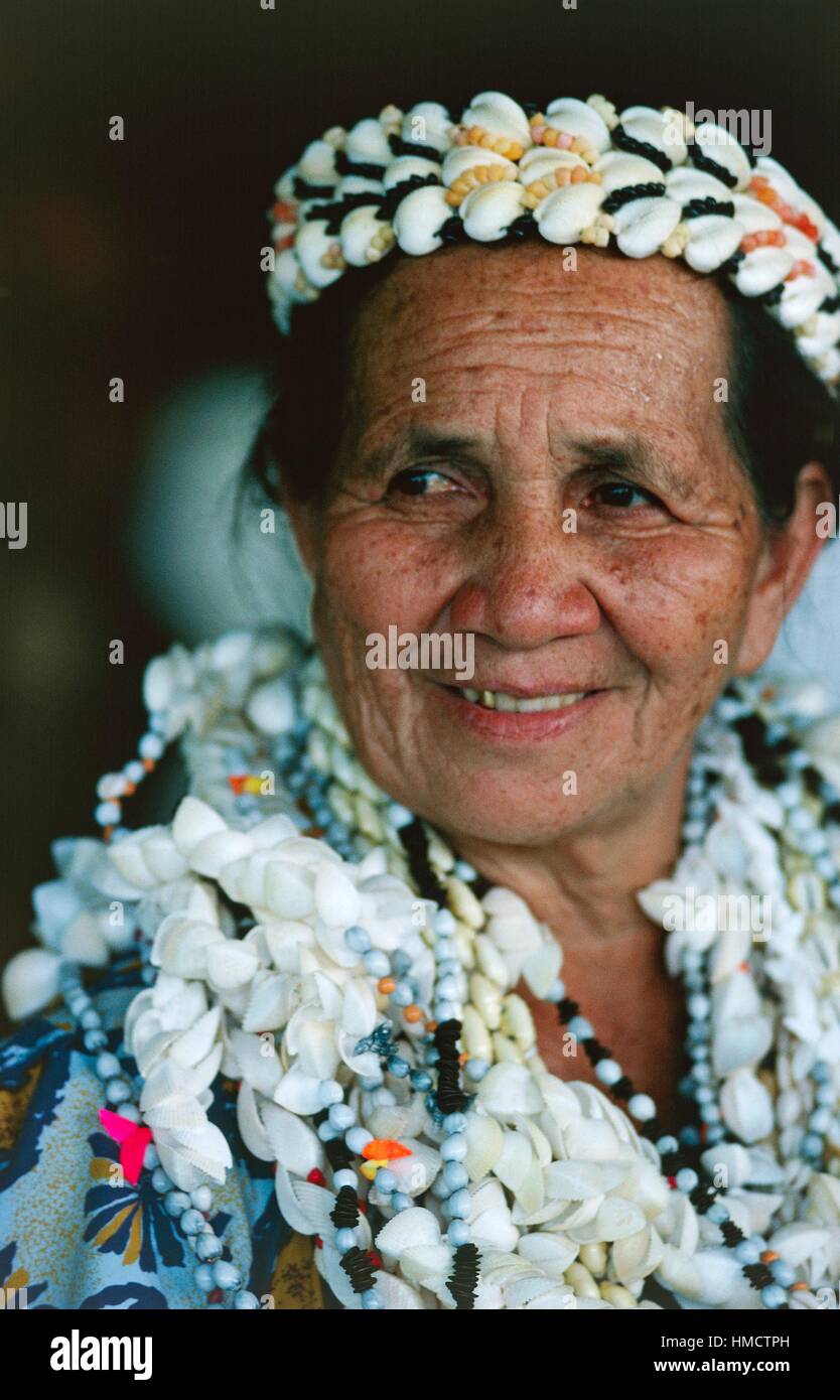 Una donna in abito tradizionale, Tahiti, isole della Società, arcipelago delle isole Windward Polinesia Francese oltremare Foto Stock