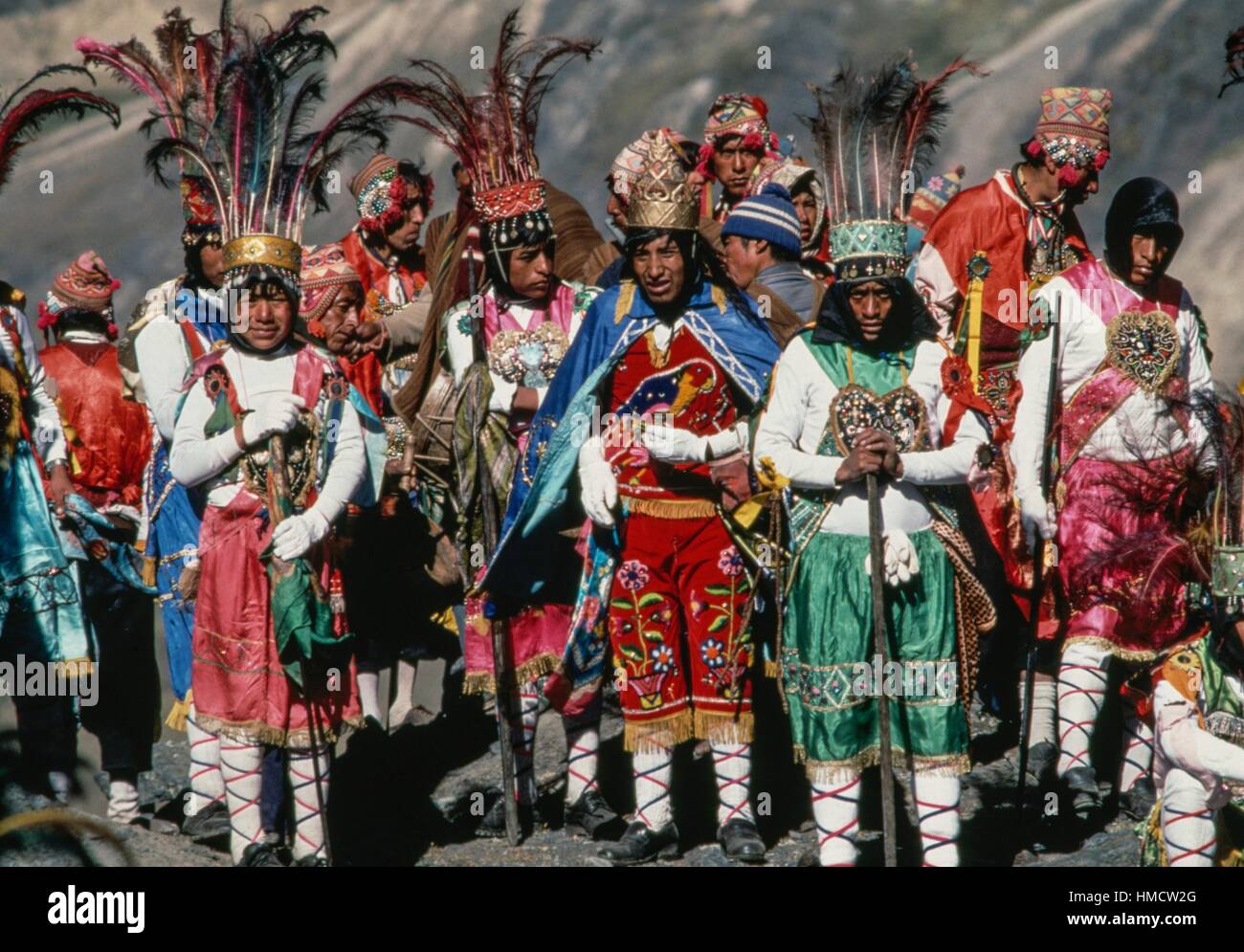 Gruppo di uomini, donne e bambini in abiti cerimoniali durante il pellegrinaggio annuale al Qoyllur Rit'i santuario, Cordillera Foto Stock