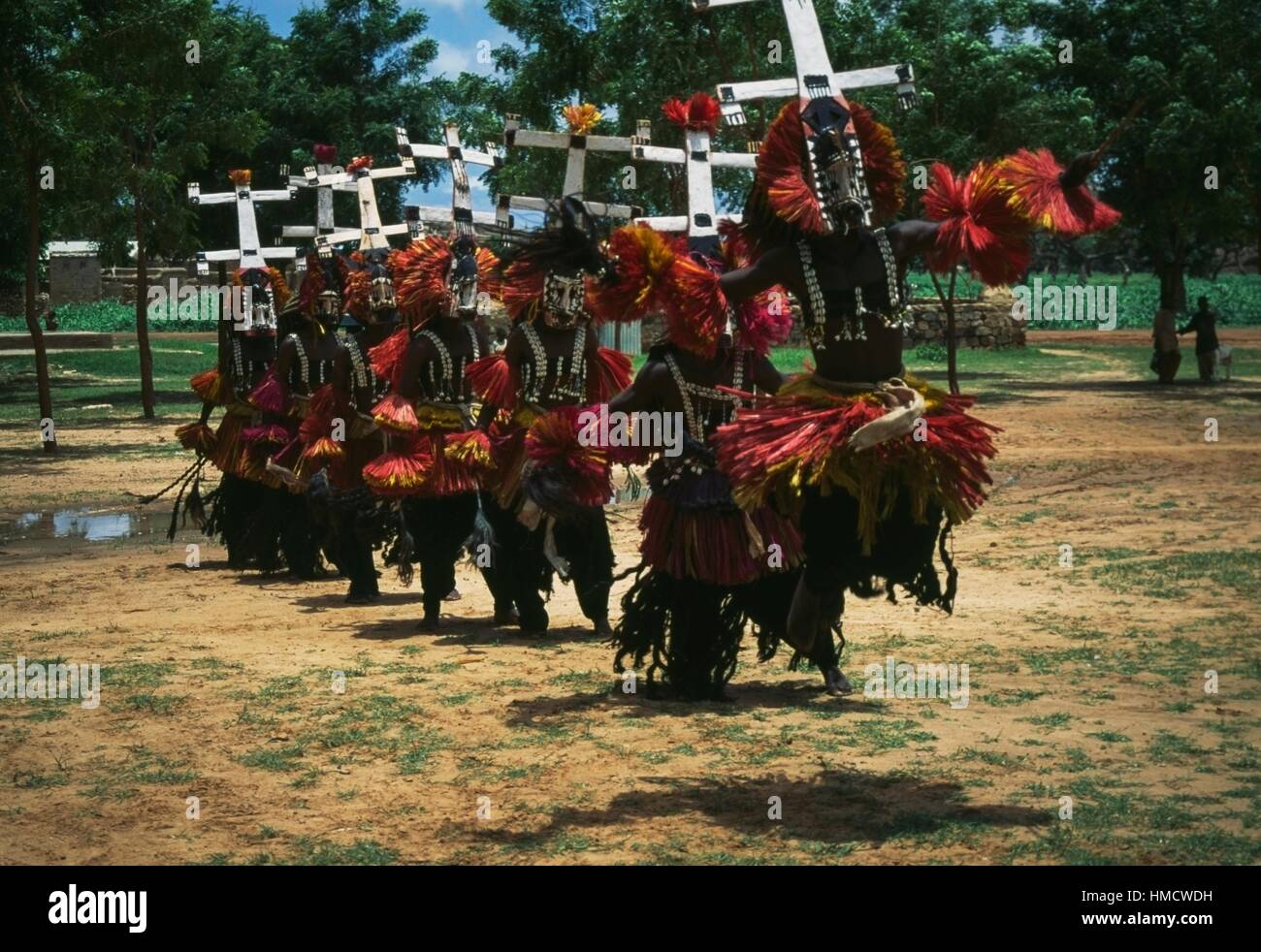 Dogon ballerini indossano maschere Kanaga eseguendo la Dama o mascherato danza funebre, Bandiagara scarpata, Mali. Foto Stock