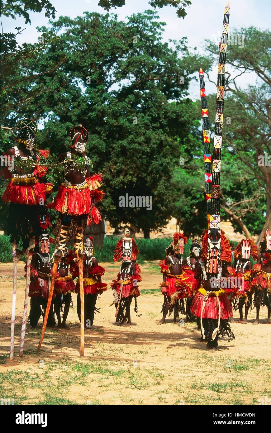 Danzatori Dogon, due di loro su palafitte, indossando maschere Kanaga eseguendo la Dama o mascherato danza funebre, Bandiagara scarpata, Foto Stock