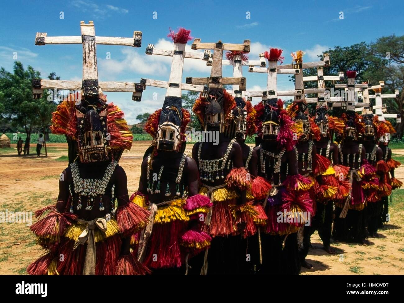 Dogon ballerini indossano maschere Kanaga eseguendo la Dama o mascherato danza funebre, Bandiagara scarpata, Mali. Foto Stock