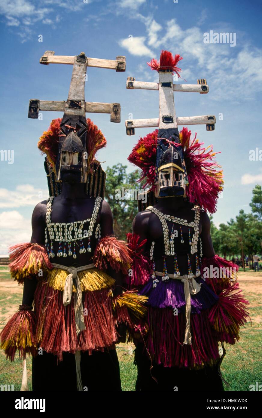 Dogon ballerini indossano maschere Kanaga eseguendo la Dama o mascherato danza funebre, Bandiagara scarpata, Mali. Foto Stock