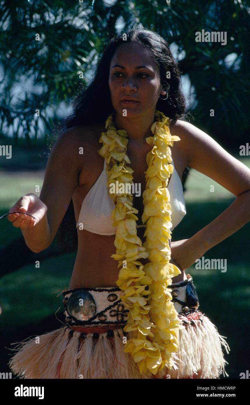 Una femmina la danzatrice, Tahiti, isole della Società, arcipelago delle isole Windward, Polinesia francese, Territorio Francese d'oltremare. Foto Stock
