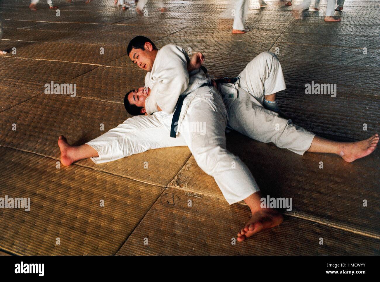 Gli uomini in palestra facendo base esercizi di judo, Tenri, Giappone. Foto Stock