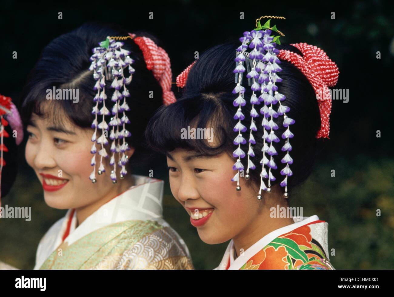 Giovani donne con il tradizionale acconciature, Tokyo, Giappone. Foto Stock