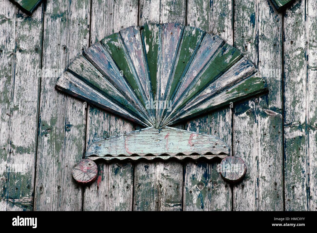 A ventaglio decorazione sulla facciata di una casa in legno nel Delta del Danubio, Romania. Foto Stock