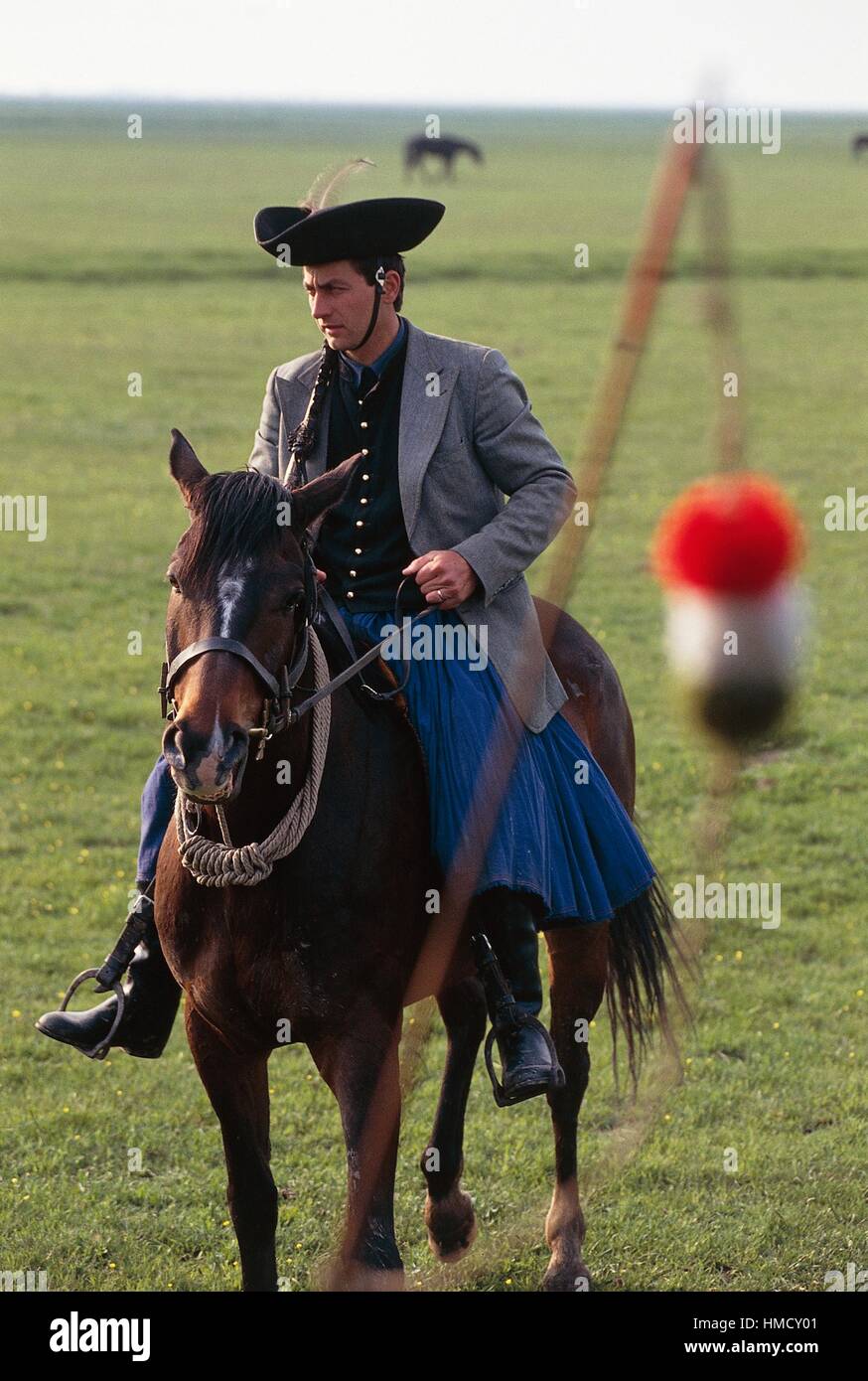 Herder indossando un cappello e abiti tradizionali a cavallo, Hortobagy national park, Ungheria. Foto Stock