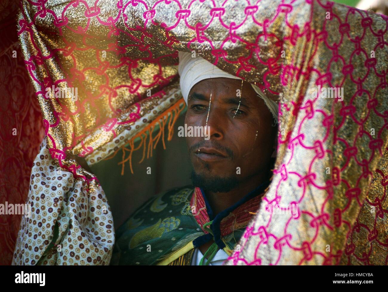 Sacerdote con una tabot, compresse di diritto, posta sulla sua testa, durante il festival di Timkat, Epifania copta, Etiopia. Foto Stock