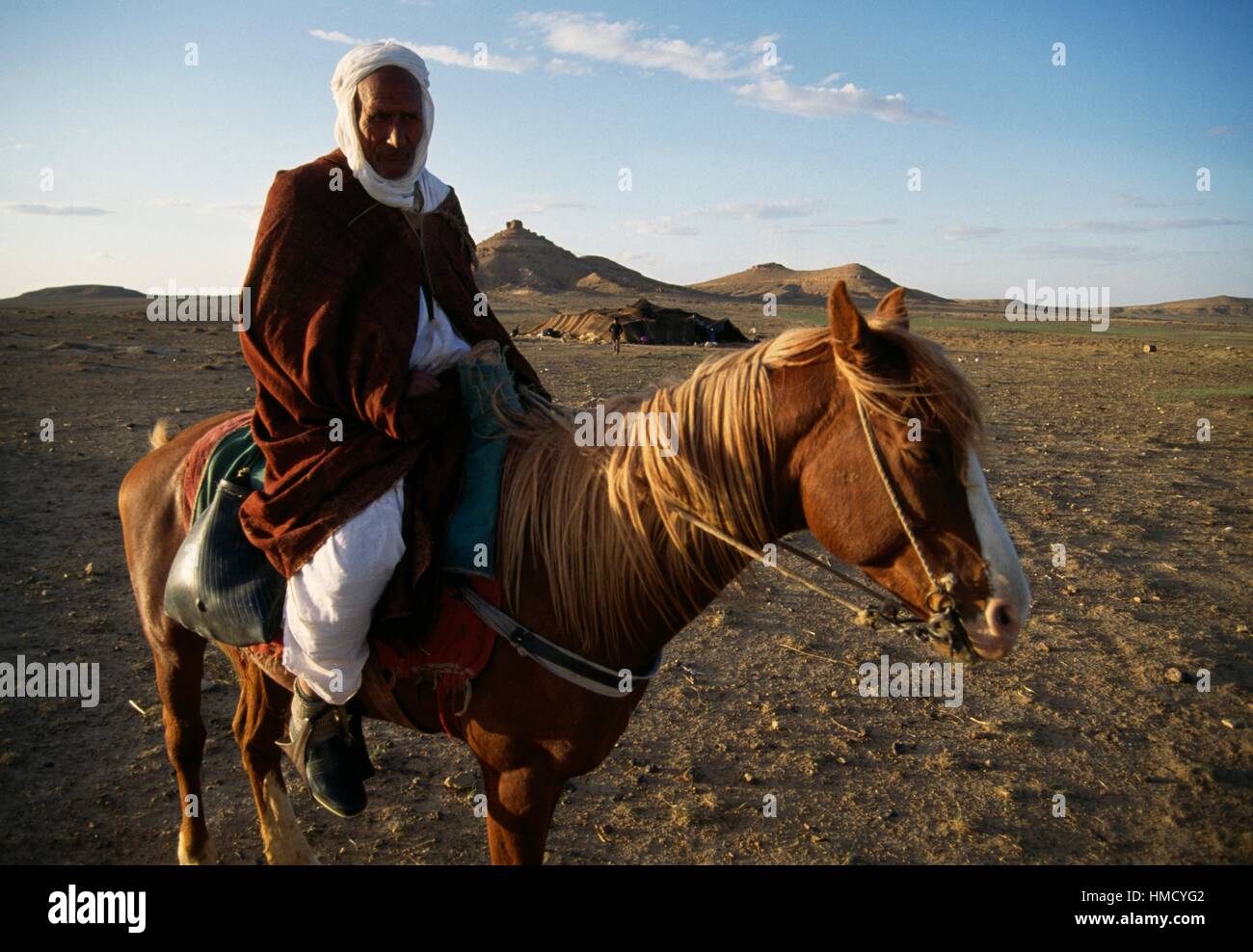Un uomo a cavallo, Djebel Amour, Algeria. Foto Stock