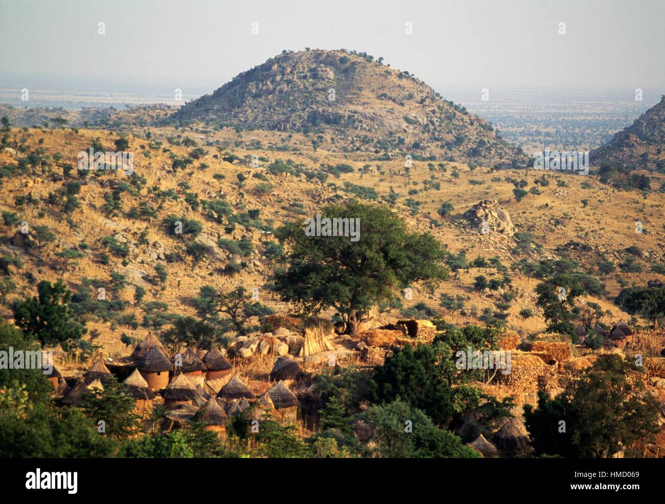 Case con sottolineato i tetti di paglia, Podoko village, Oudjilla, Camerun. Foto Stock