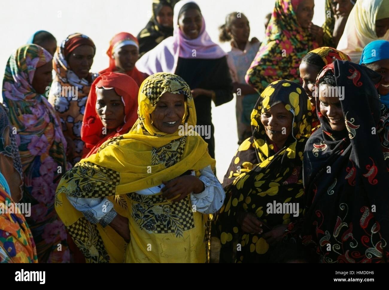 Femmina ospiti di nozze in abiti colorati, Kerma, la Nubia, Karmah, Sudan. Foto Stock