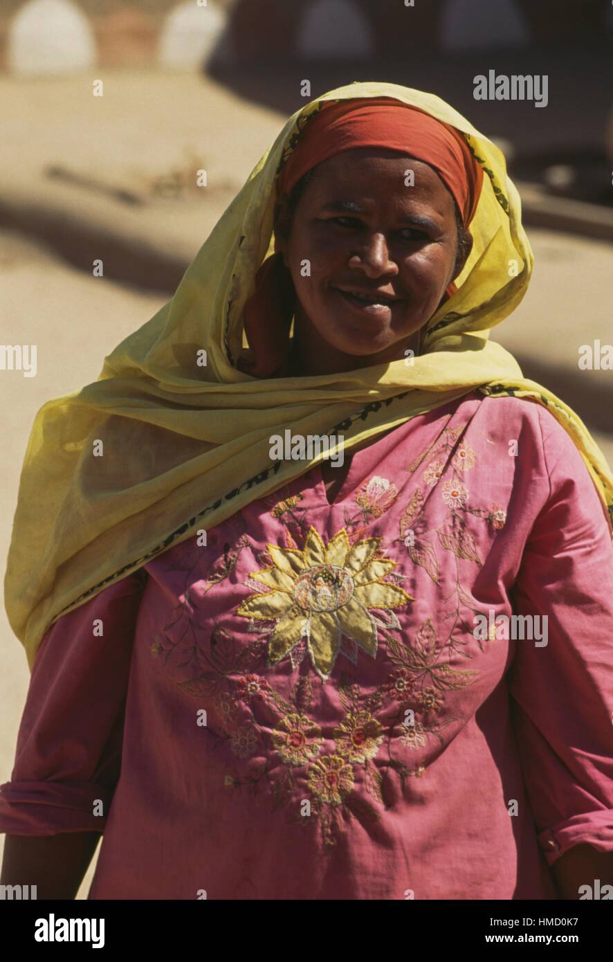 La donna in un villaggio situato tra di Dongola e Old Dongola, la Nubia, Sudan. Foto Stock
