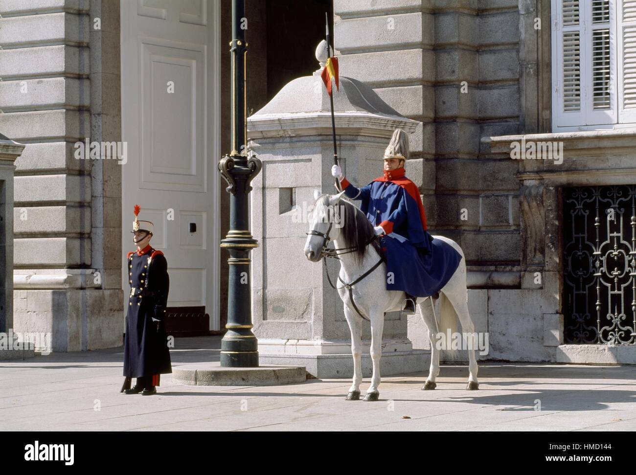 Le protezioni a piedi e a cavallo di fronte al Palazzo Reale di Madrid, Madrid, Spagna. Foto Stock