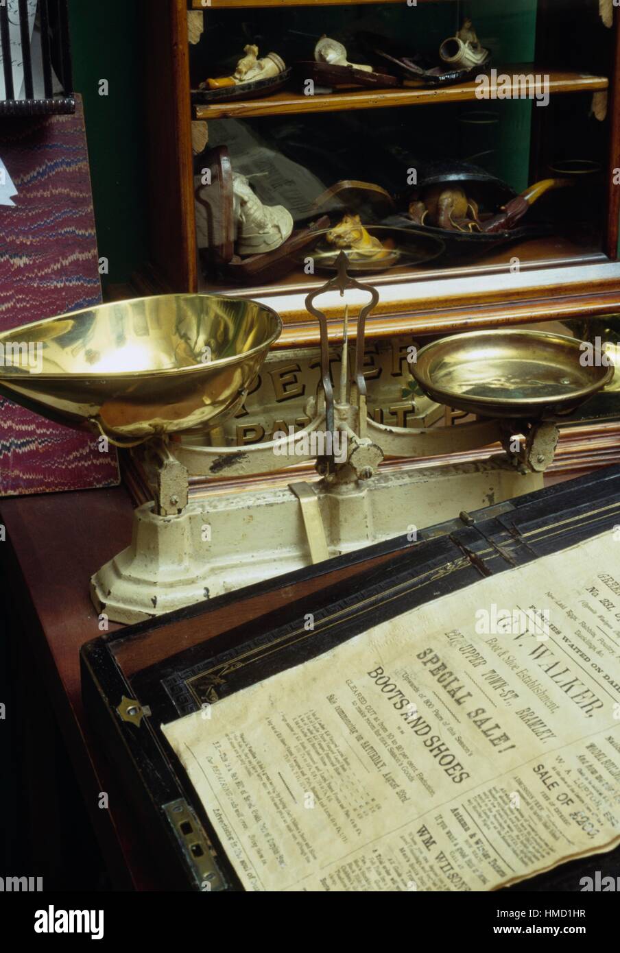Scale in una tabaccheria, Abbey House Museum, Leeds, Inghilterra, Regno Unito. Foto Stock