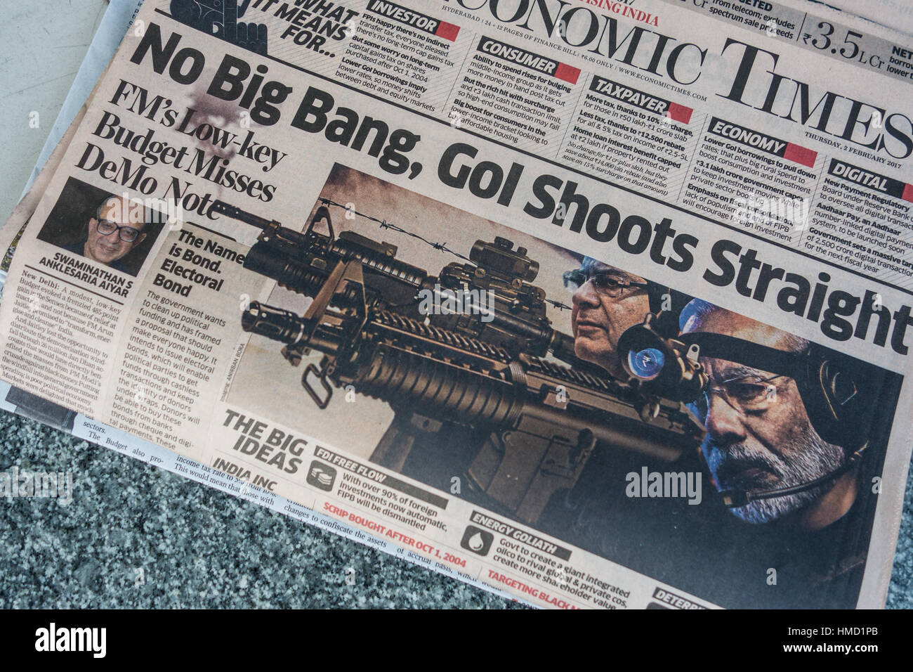 HYDERABAD, INDIA - febbraio 02,2017. Un front page news headline sul bilancio in India,un giorno dopo l'India bilancio è stato presentato dal Ministro delle finanze Arun J Foto Stock