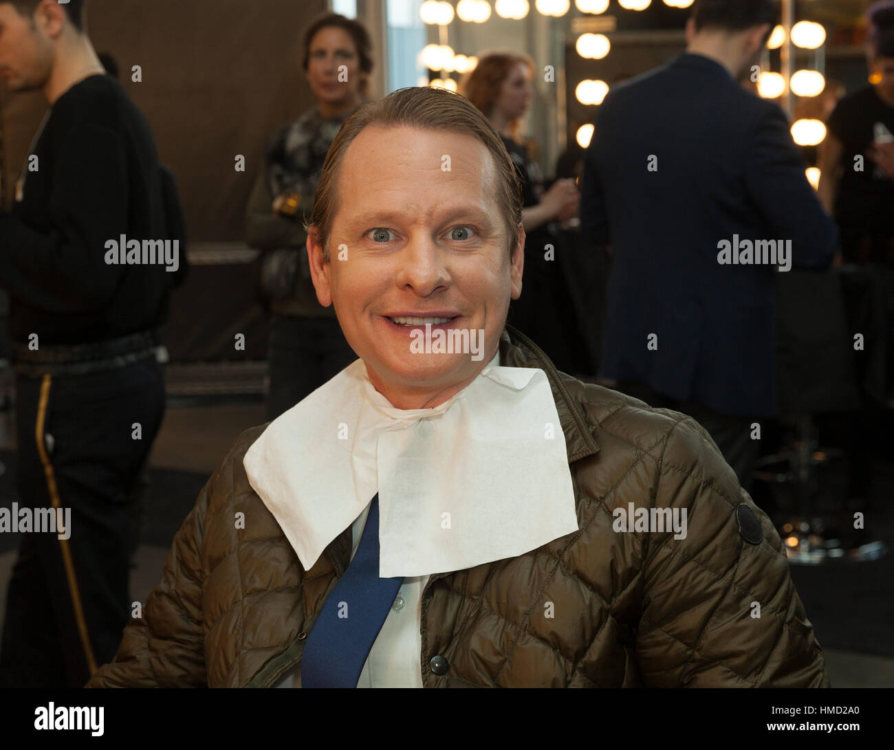 Carson Kressley prepara il backstage la giacca blu fashon show nel supporto per il cancro della prostata sensibilizzazione durante la settimana della moda di New York al Molo 59 (foto di Lev Radin/Pacific Stampa) Foto Stock