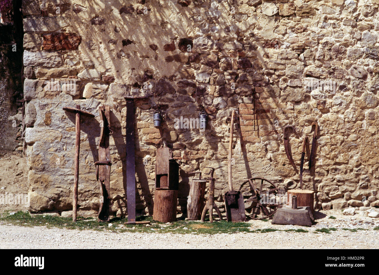 Strumenti agricoli appoggiata contro il muro di una casa, Pierantonio, Umbertide, Umbria, Italia. Foto Stock