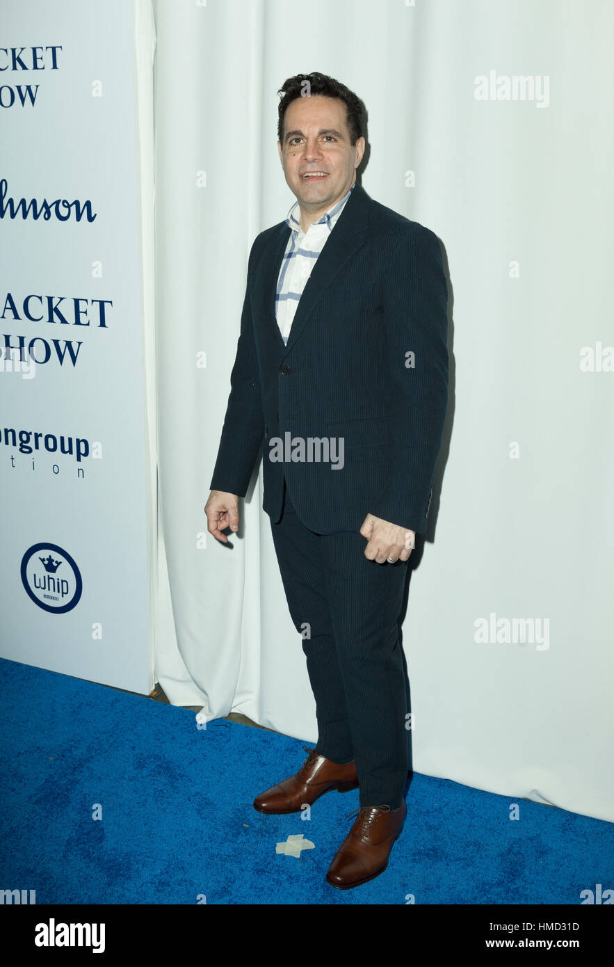 New York, Stati Uniti. 01 feb 2017. Mario Cantone assiste la giacca blu fashon show nel supporto per il cancro della prostata sensibilizzazione durante la settimana della moda di New York al Molo 59 Credito: Lev Radin/Pacific Press/Alamy Live News Foto Stock