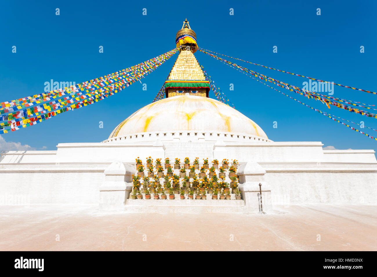 Occhi su bianco secondo livello di Boudhanath Stupa di Kathmandu in Nepal il 23 ottobre 2013. Posizione orizzontale Foto Stock
